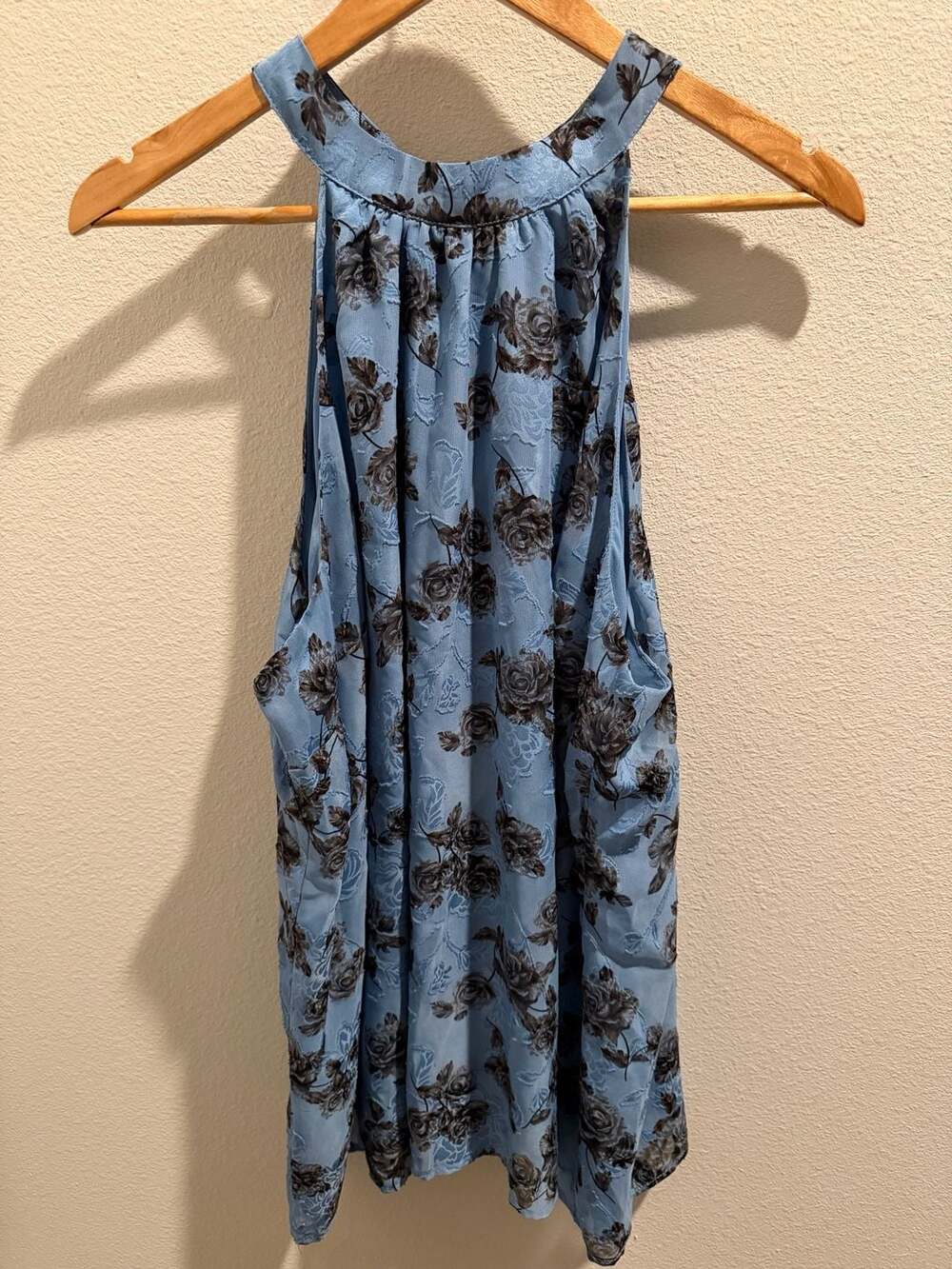 Torrid Blue Floral Rose Print Tie Neck Halter Top Size 2 - Picture 1 of 4